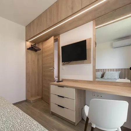 Pool View Azur Deluxe & Апартамент *